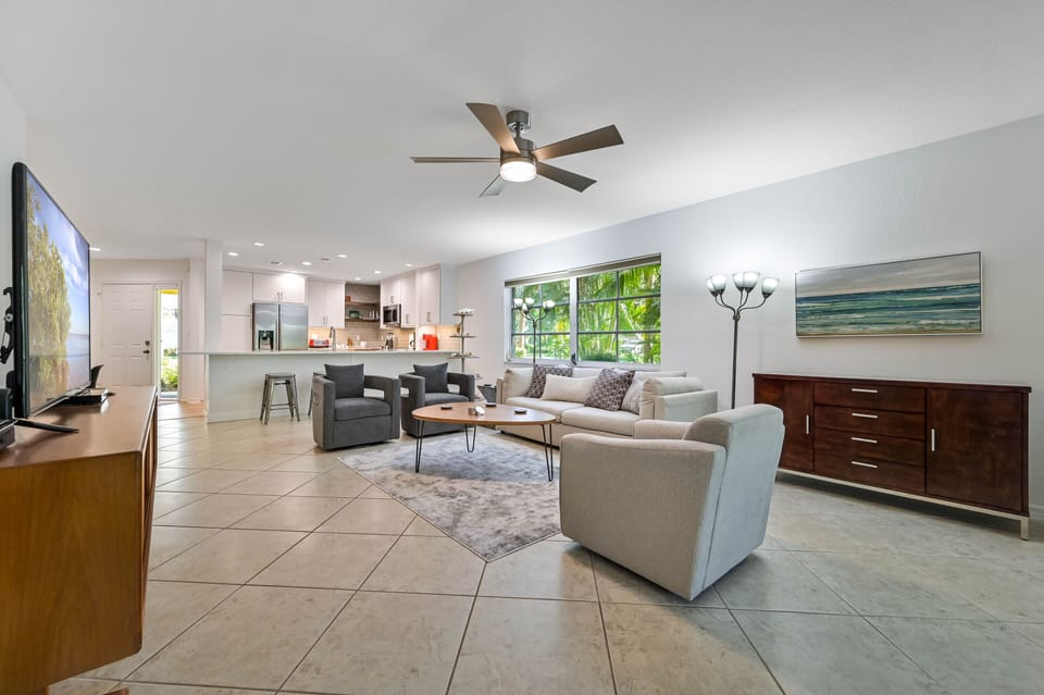 BRK4133 - Living area with sliding doors opening to the screened in lanai