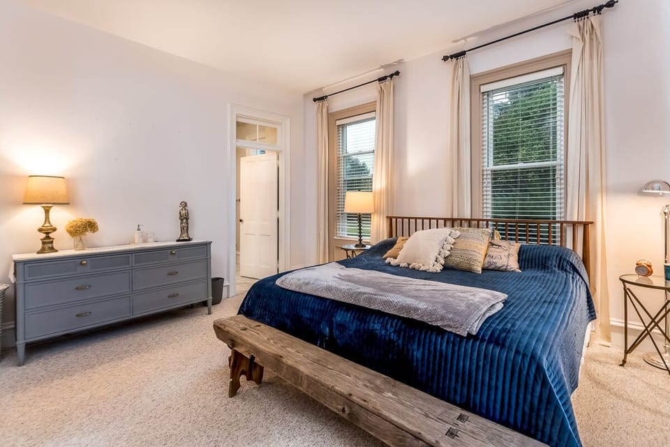 Primary bedroom - main floor