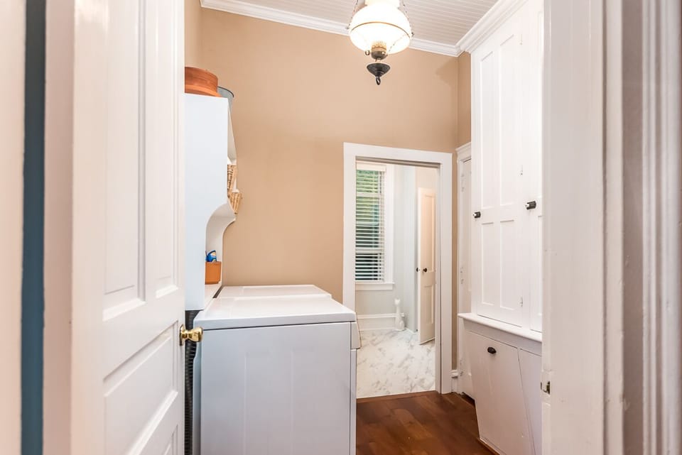 Laundry / pantry - main floor 