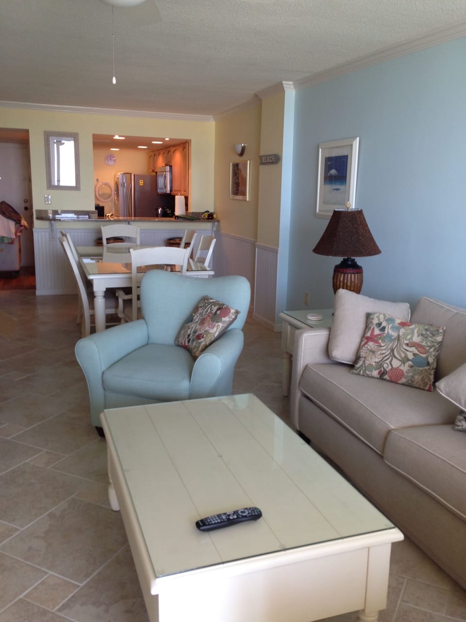 From living room to dining area and breakfast bar / kitchen