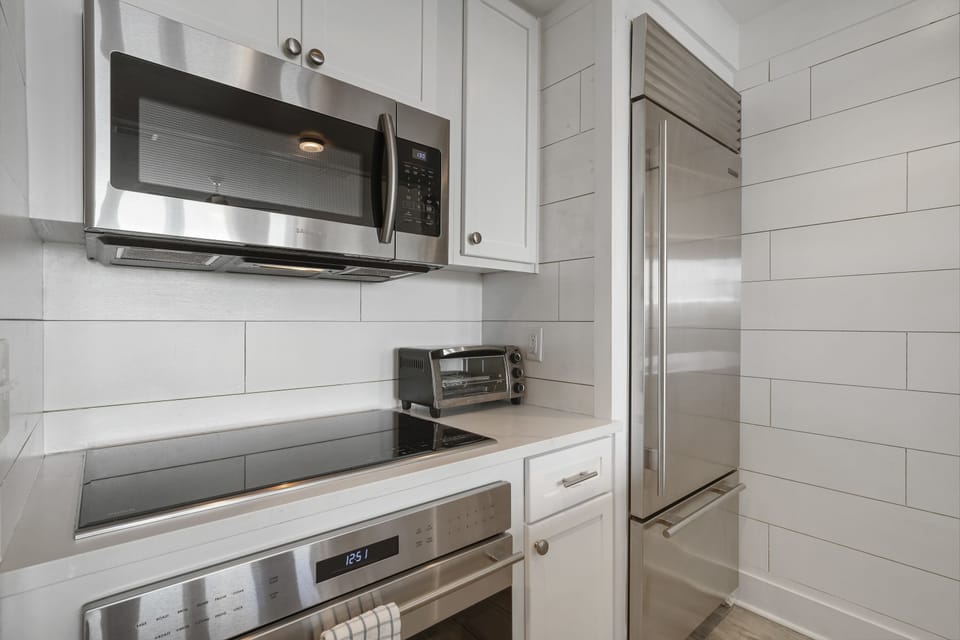 KITCHEN ALTERNATE VIEW