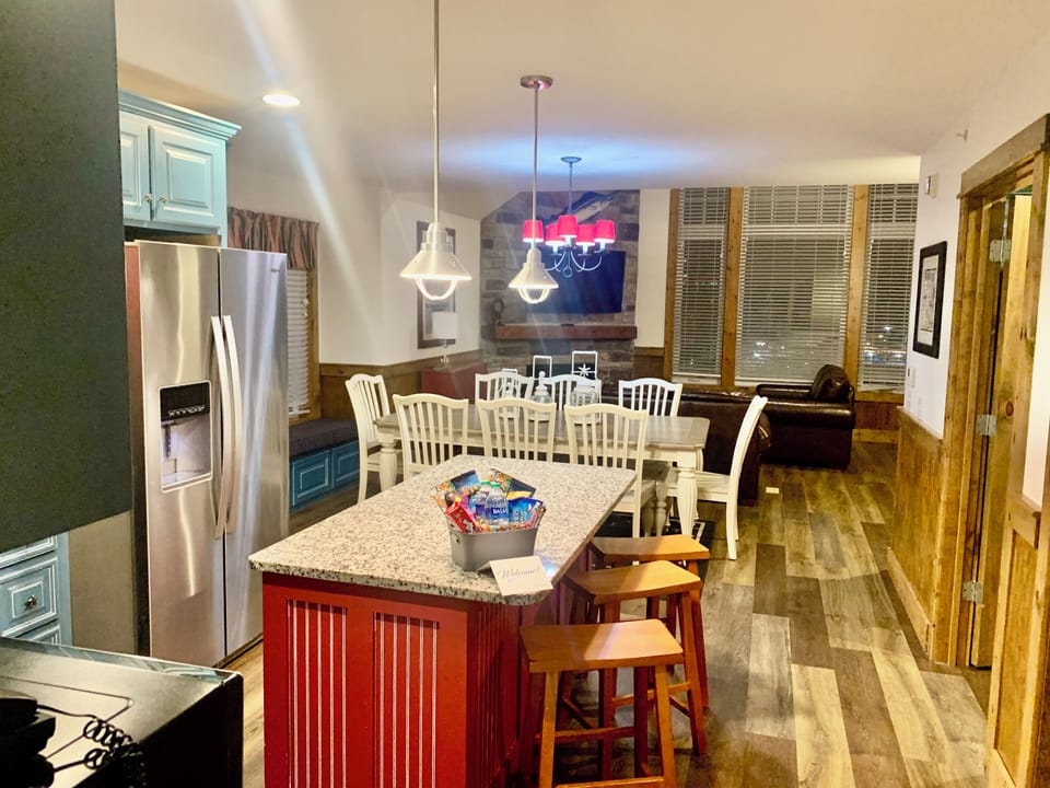 Fully equipped kitchen with everything you need for a nice home cooked meal.