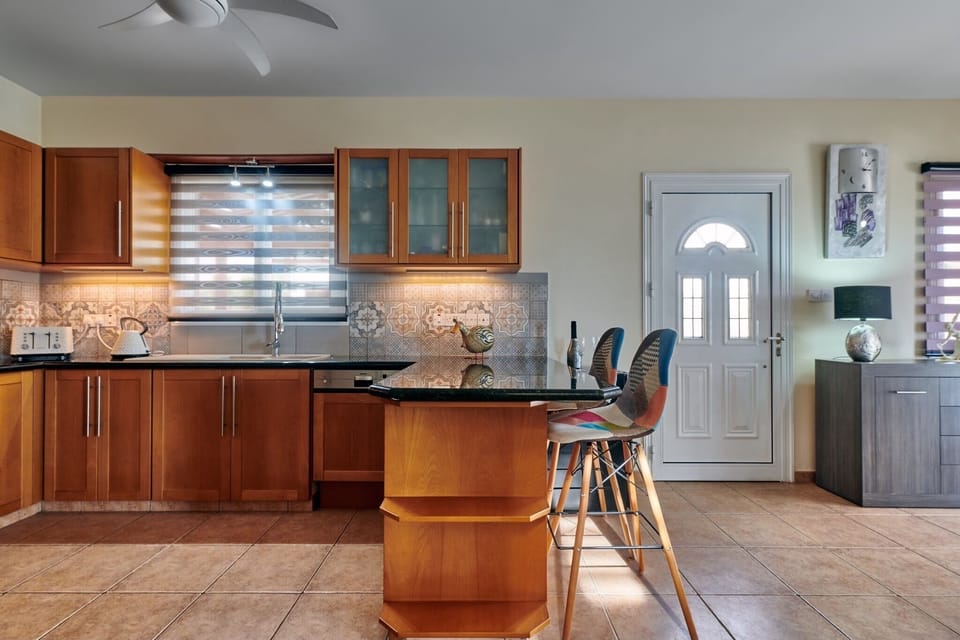 Kitchen and breakfast bar