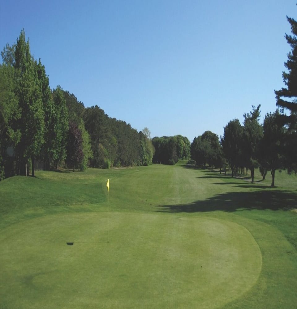 Golf Courses & Country Clubs, 10 minutes away