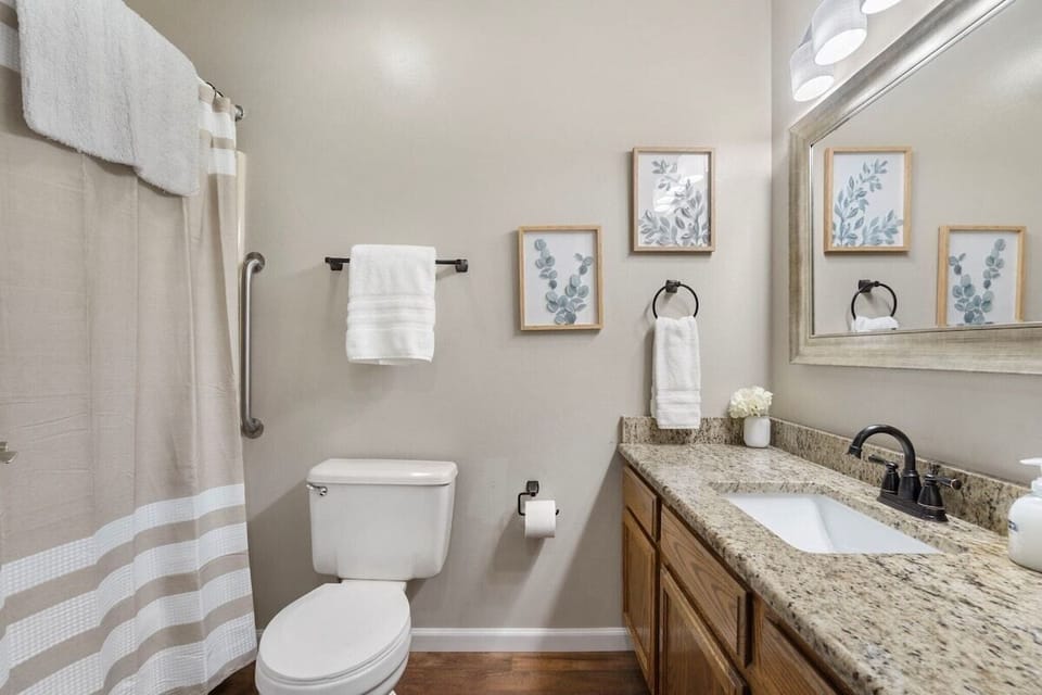 Branson HideAway Hall Bathroom