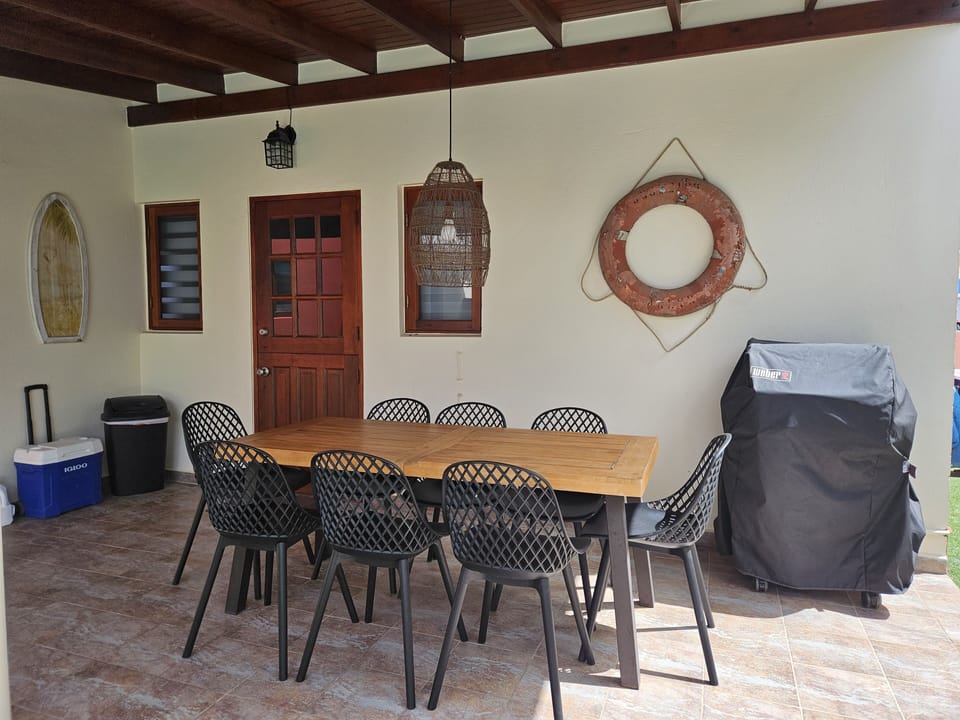Outdoor Dinning area with gas grill