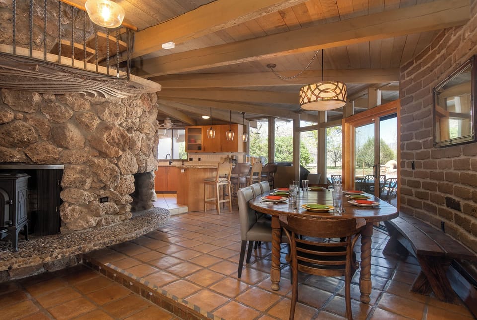 Dining table + kitchen peninsula offer plenty of seating