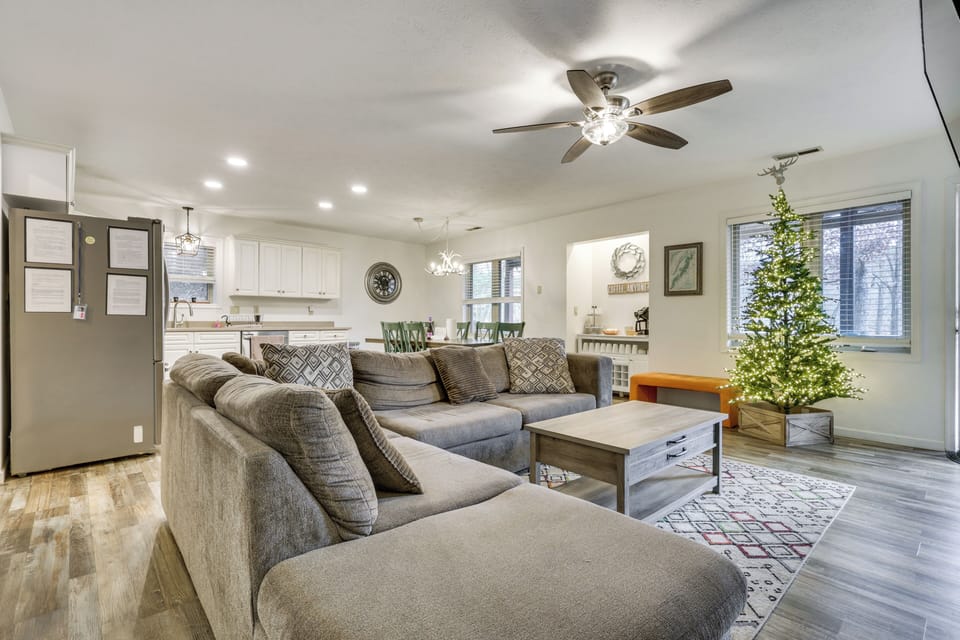 Living Room | Smart TV | Gas Fireplace | Lower Deck Access