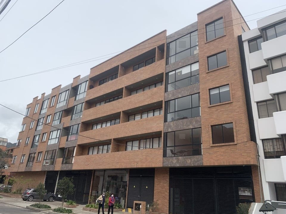 Fachada y acceso