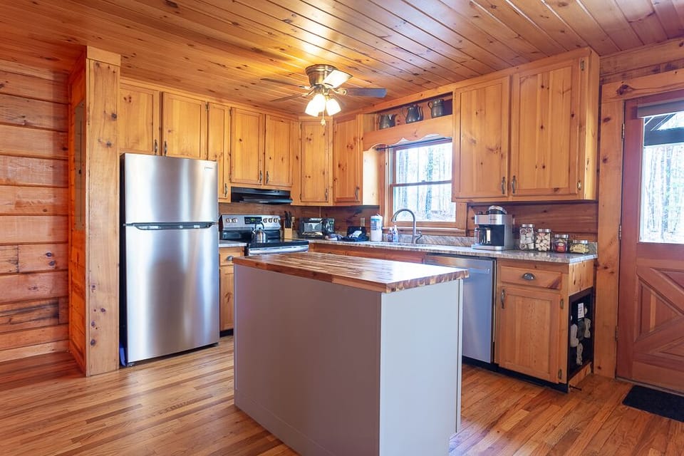 Fully-equipped kitchen incl. crockpot, food processor, and mixer