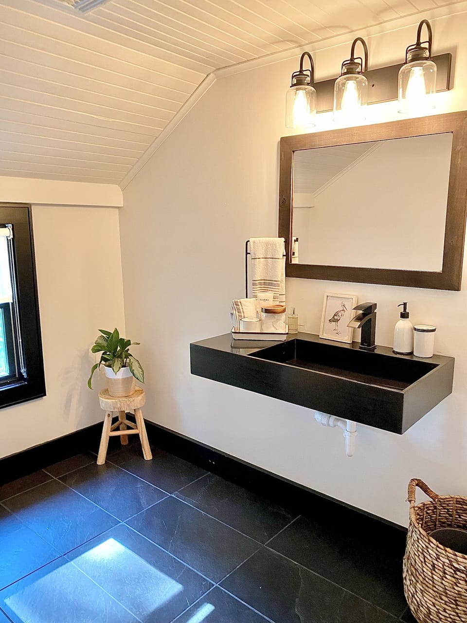 Bathroom 1- upstairs