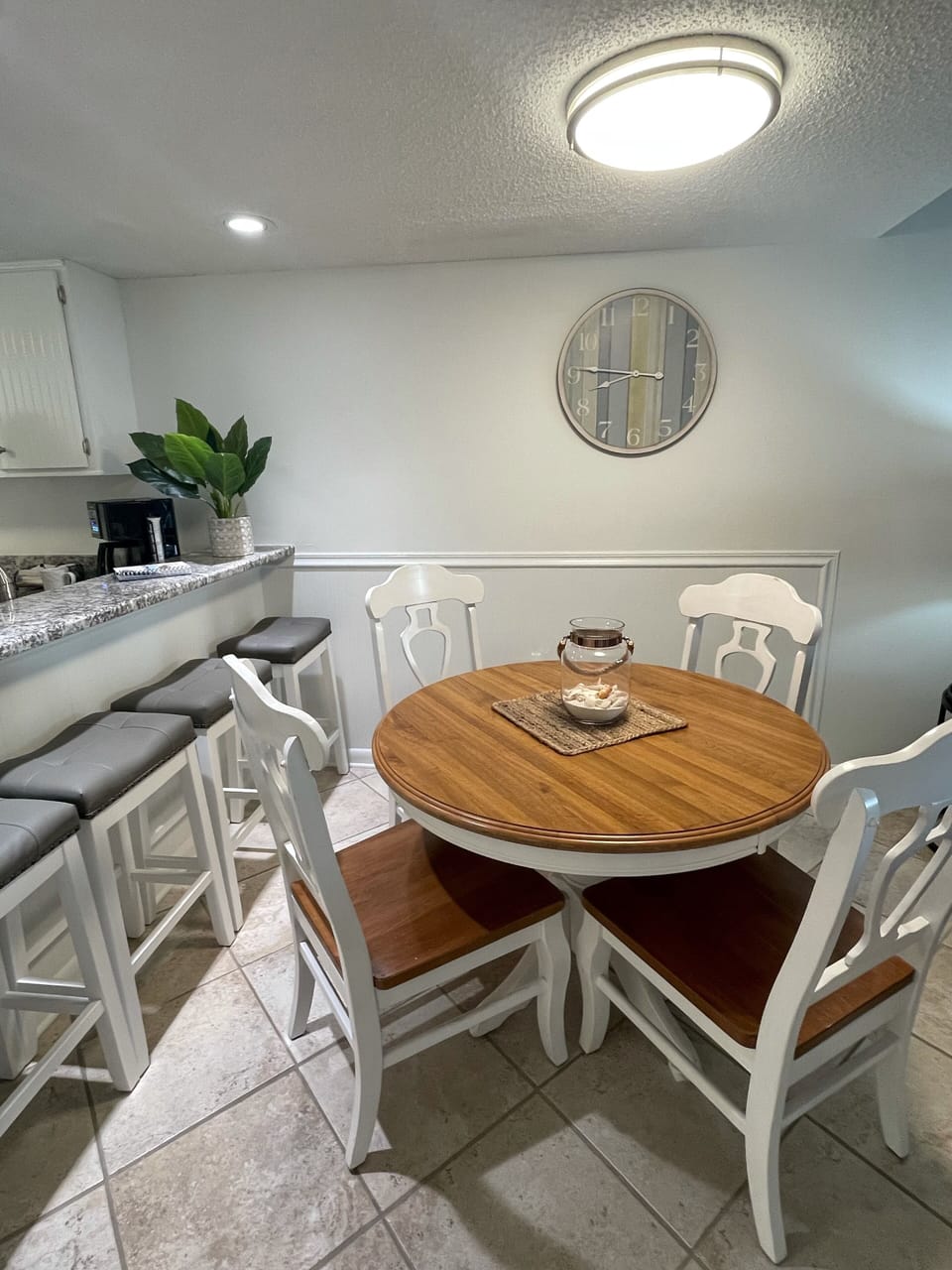 Dining area and breakfast nook with 4 stools