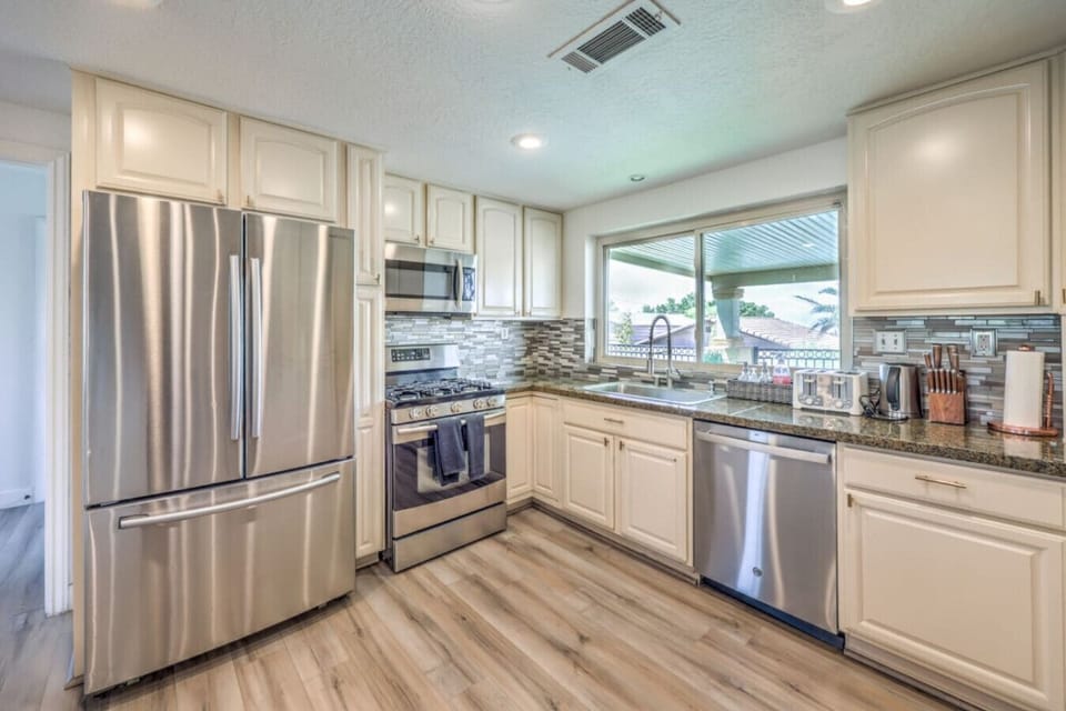 Kitchen: Modern appliances and stylish granite countertops make cooking a delight!