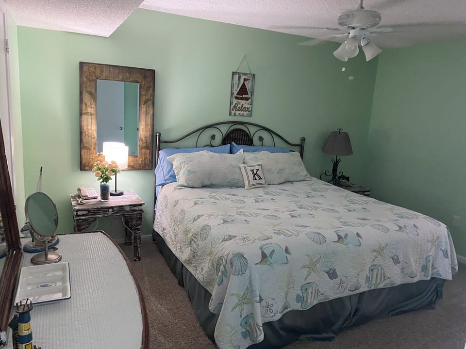Master bedroom suite .. very clean and great air conditioner , comfortable, safe