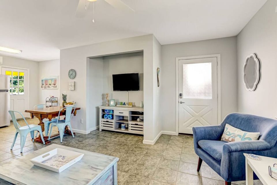 Living Room | TV with cable and streaming capabilities