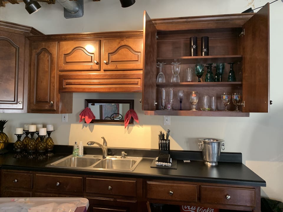 All linens provided. Fully stocked kitchen.