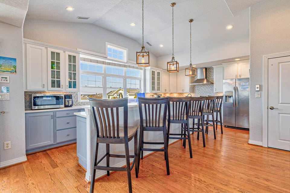 Top-Level Kitchen with Bar (seats 6)