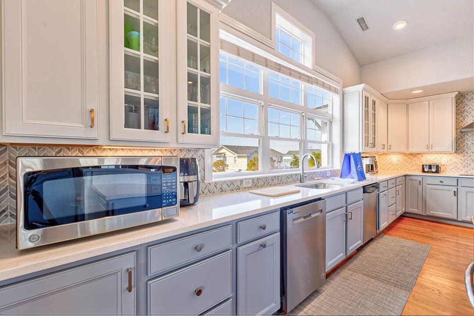 Top-Level Kitchen with Bar (seats 6)