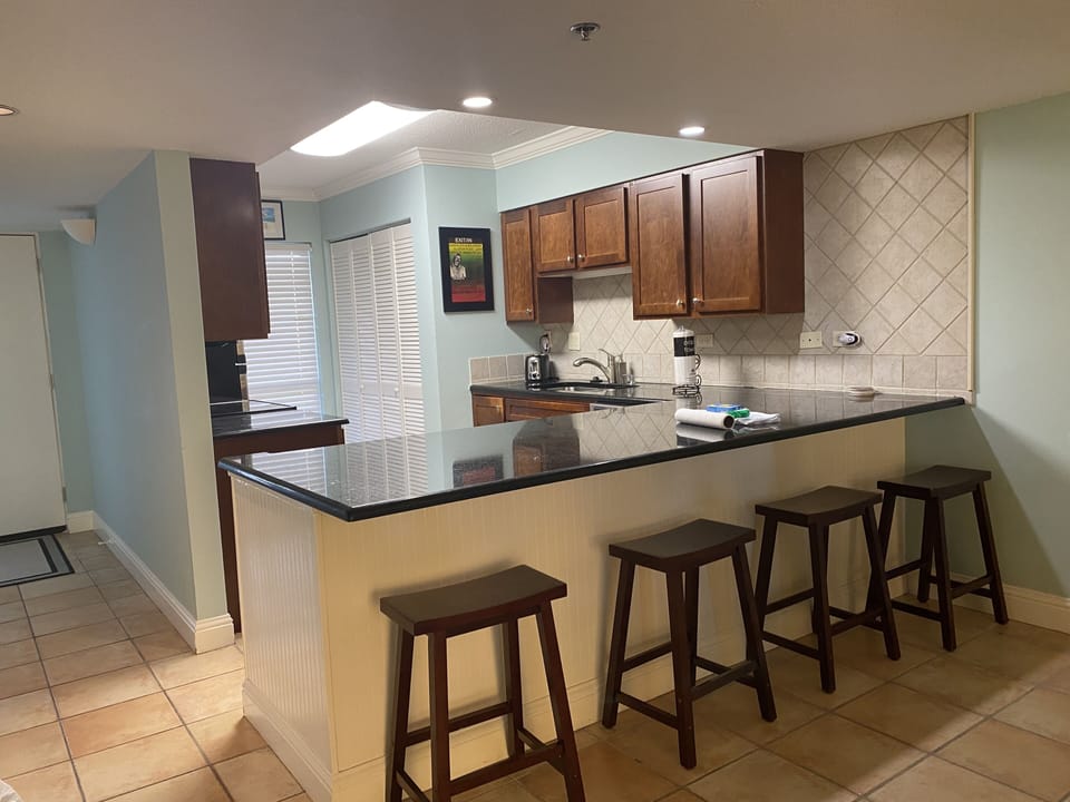 4 bar stools at bar for additional seating  at granite countertop