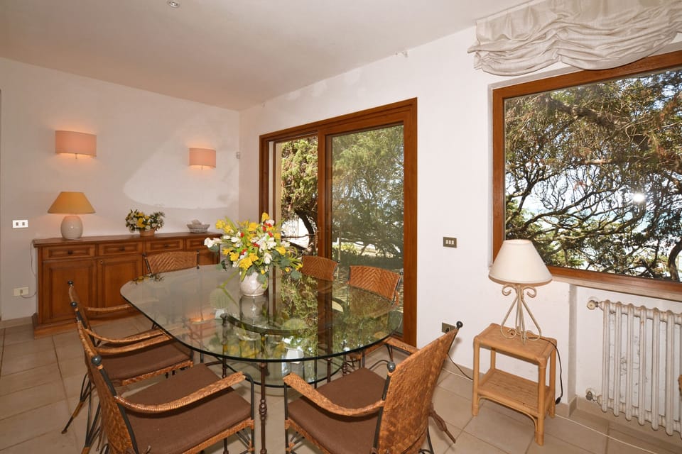 The dining area opens on the exterior