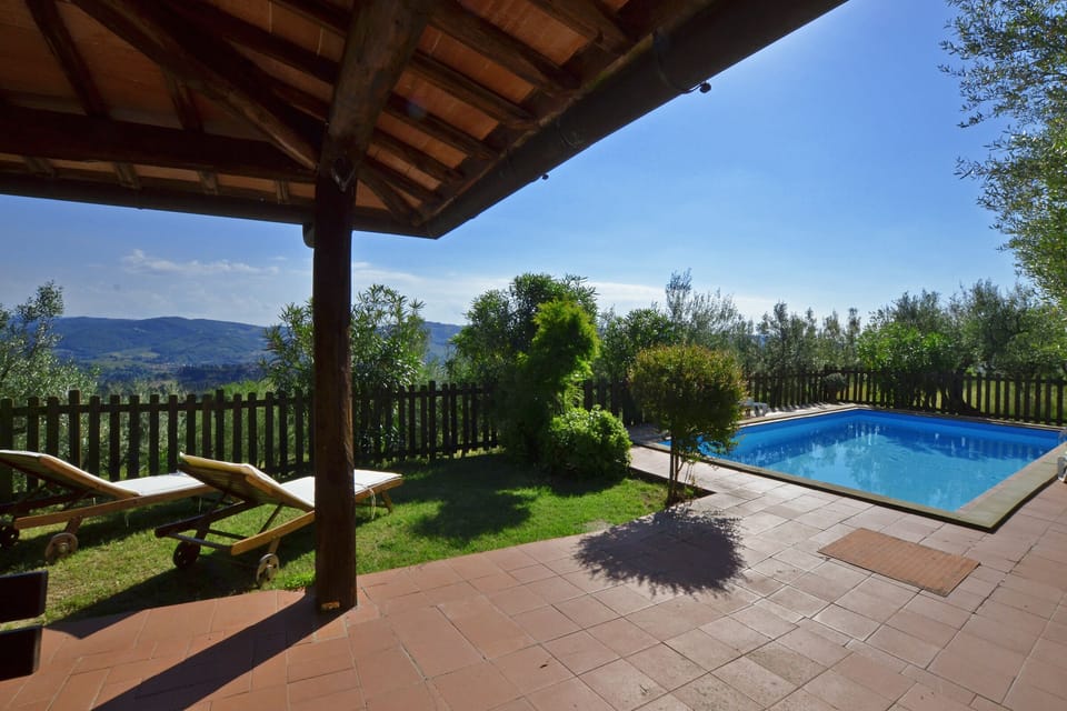 The equipped patio close to the pool