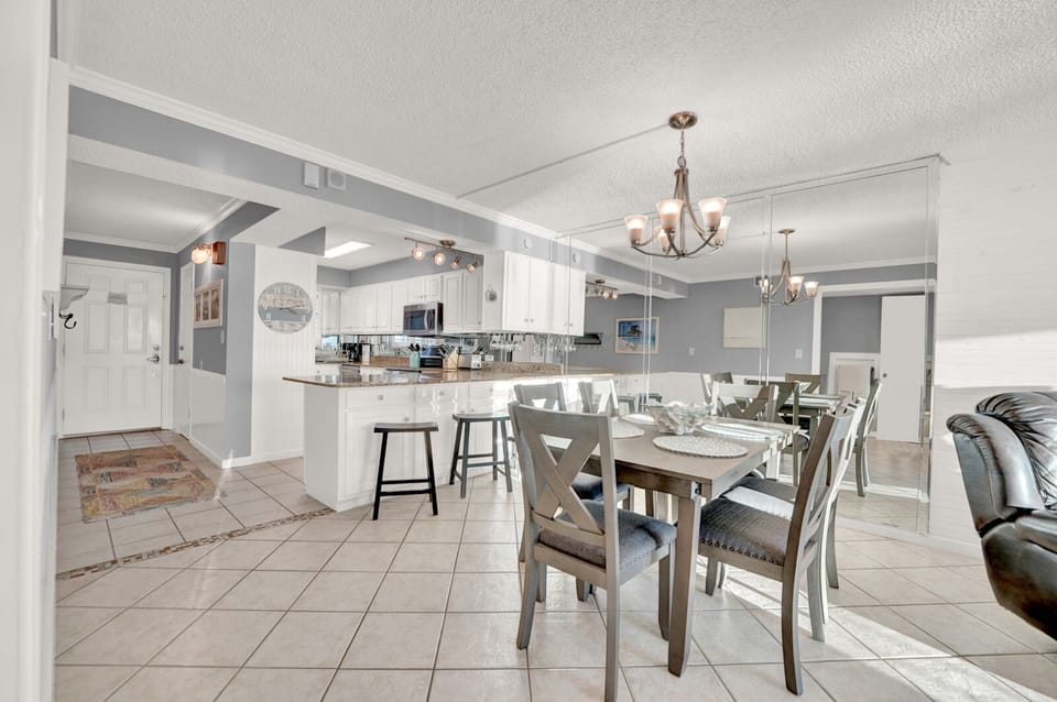 Dining/Bar area