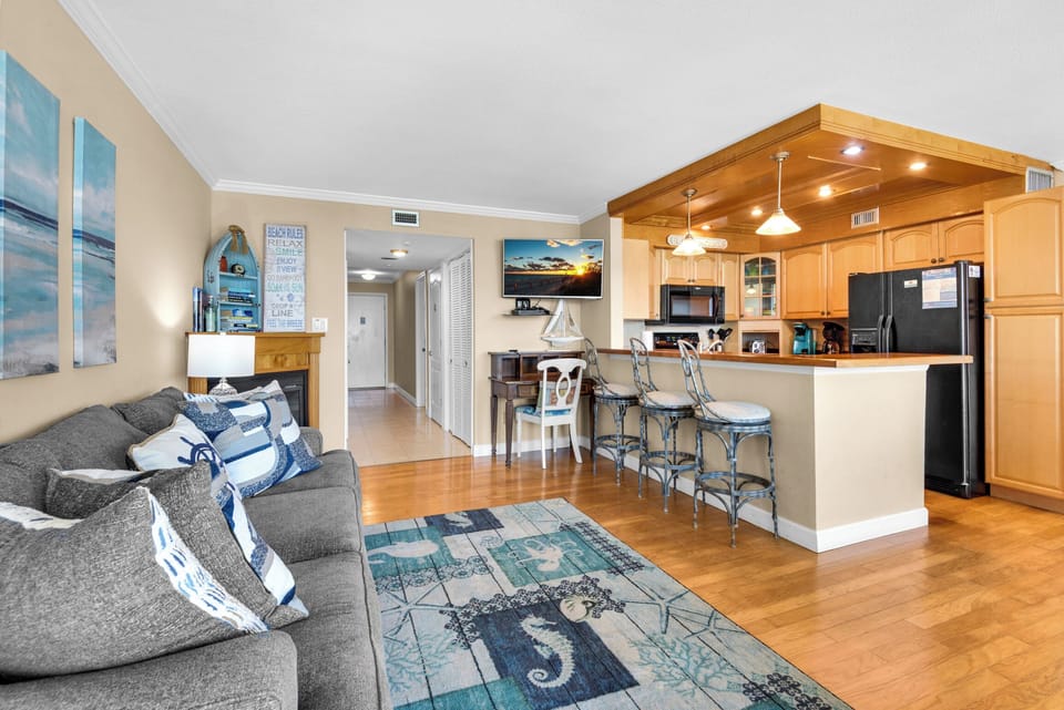 Living and kitchen area