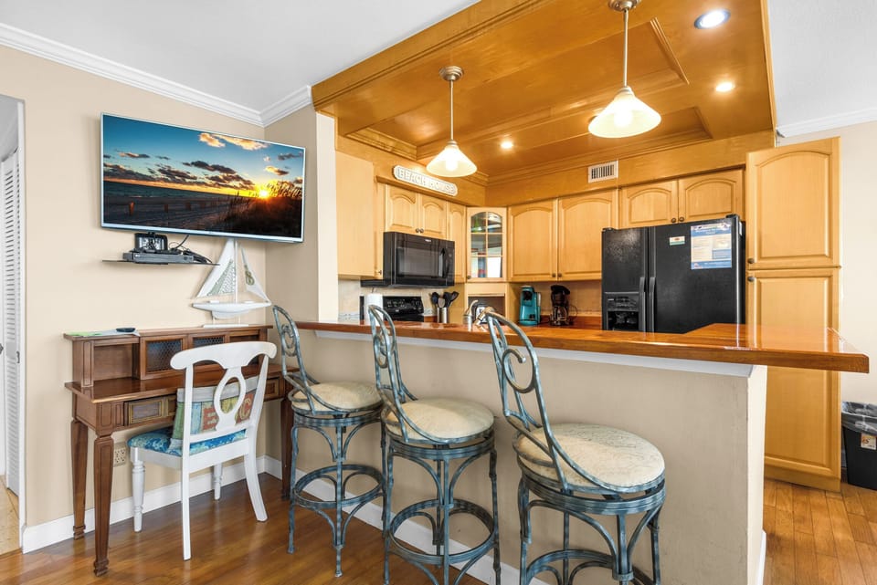 Eat-in kitchen bar seating