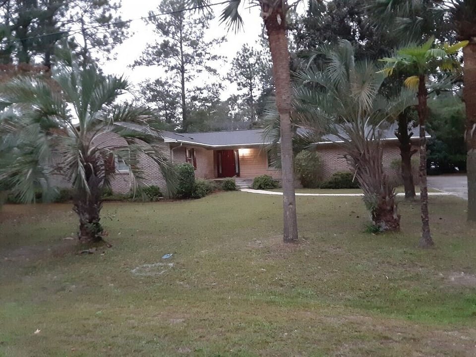Lots of space  for a  large family  or group of  friends .    Quiet safe area.  