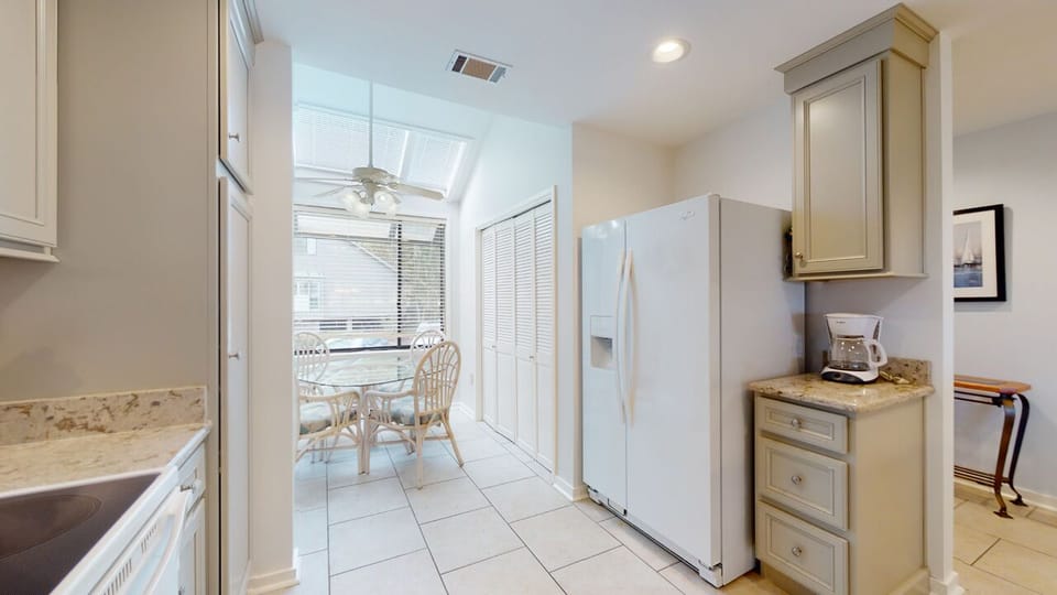 Eat-in Kitchen