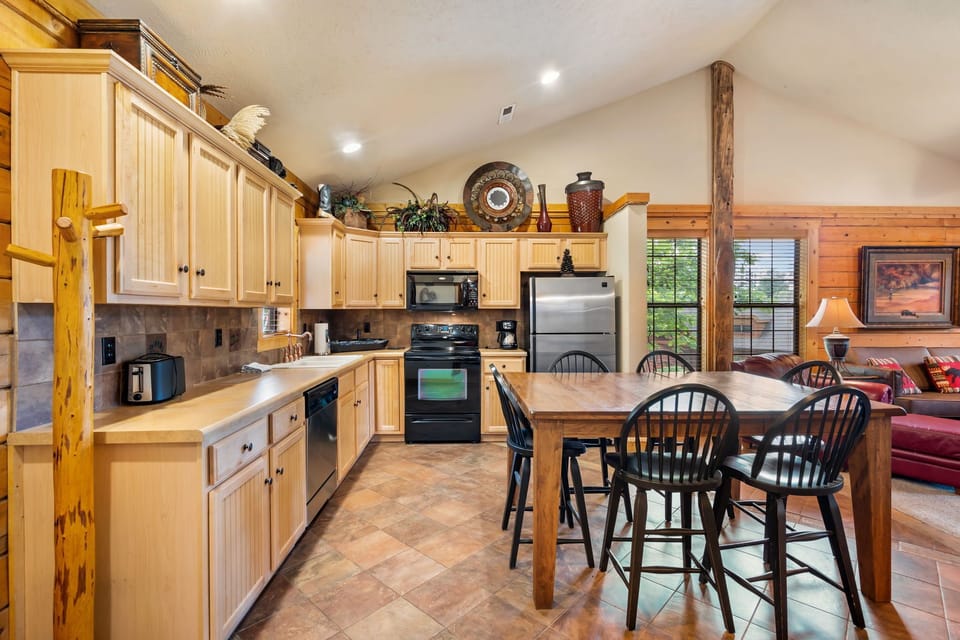Full Kitchen with Dining Table for 6