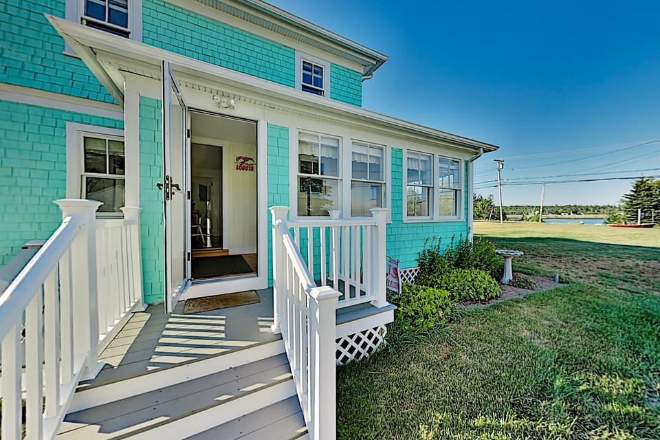 Fully air conditioned, Your cute vacation home in Prospect Harbor is waiting to welcome you!