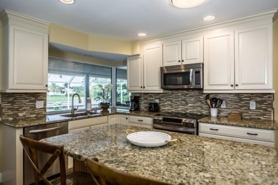 Kitchen/Breakfast Bar
