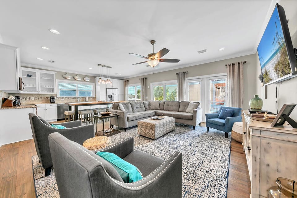 2nd Floor Living Room - new rug and furnishings!