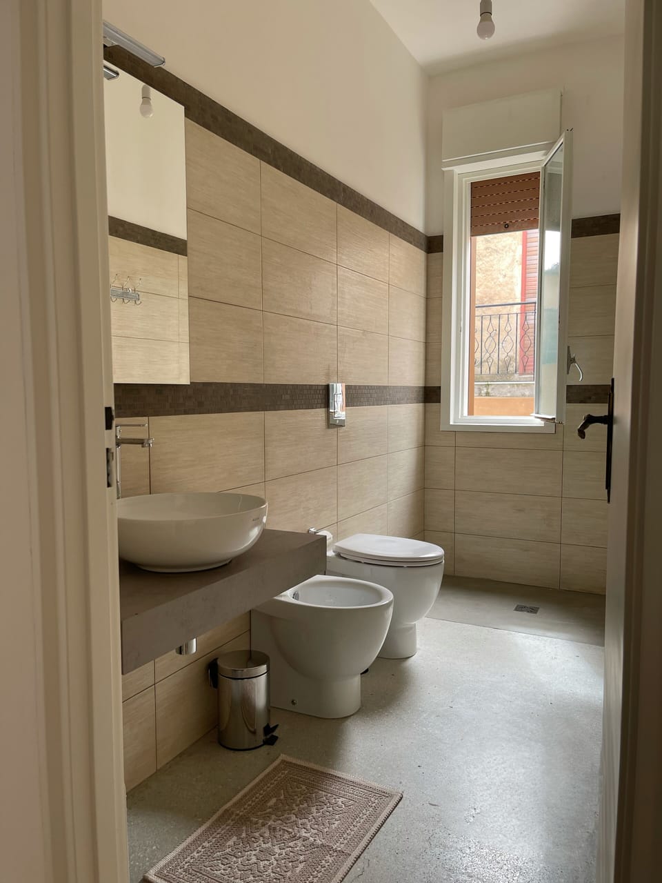 Bath with walkin shower