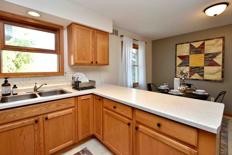 Kitchen/Eat In Area