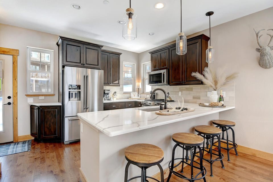 Kitchen Island with Seating for 4