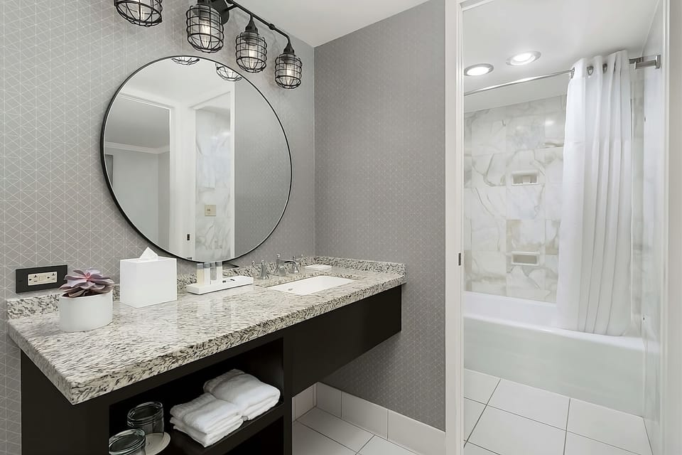 Refresh easily with a bright bath and plush towels.