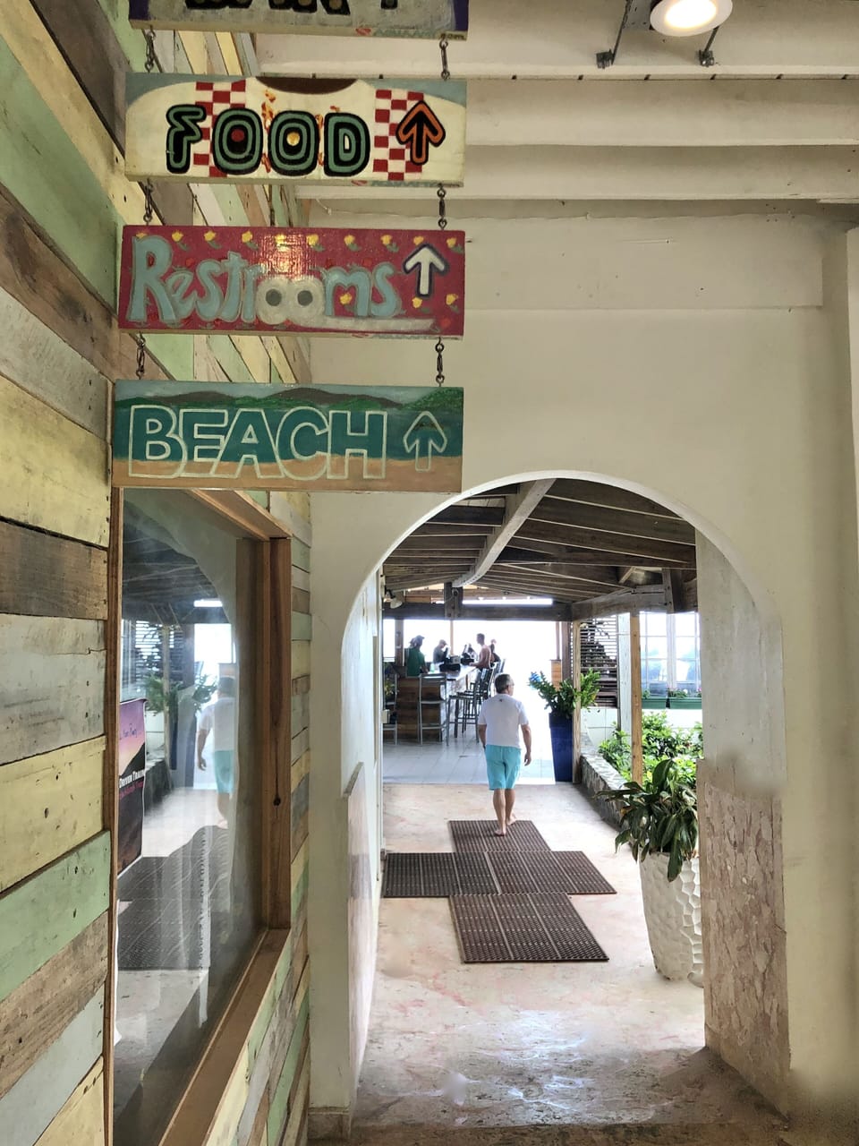 Beach Bar area: coffee shop, boutique, restaurants, taxi's avail. in parking lot