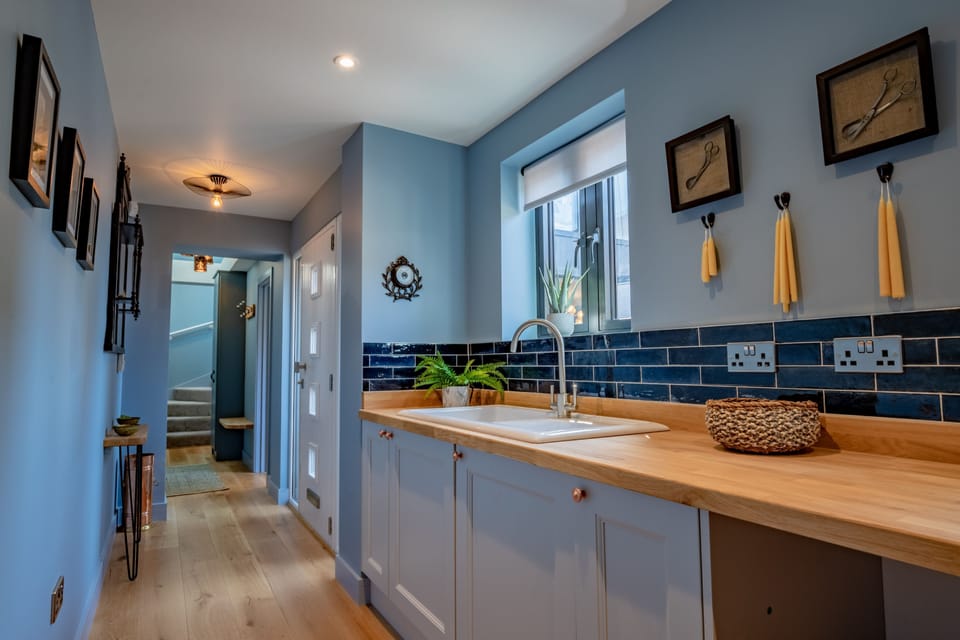 The Old Candle Shop Kitchen - StayCotswold
