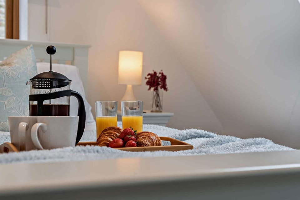 The Cottage at Robins Roost Bedroom - StayCotswold