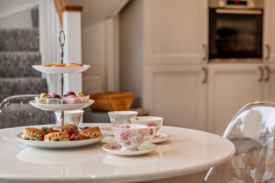 The Cottage at Robins Roost Dining Area - StayCotswold