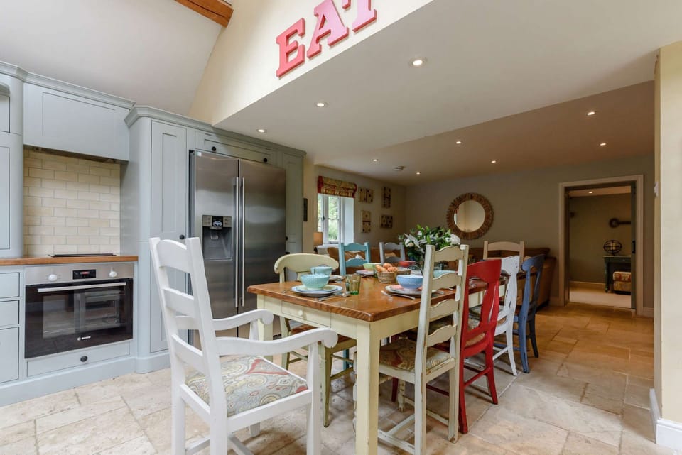 Laurel Tree Cottage Dining Room - StayCotswold