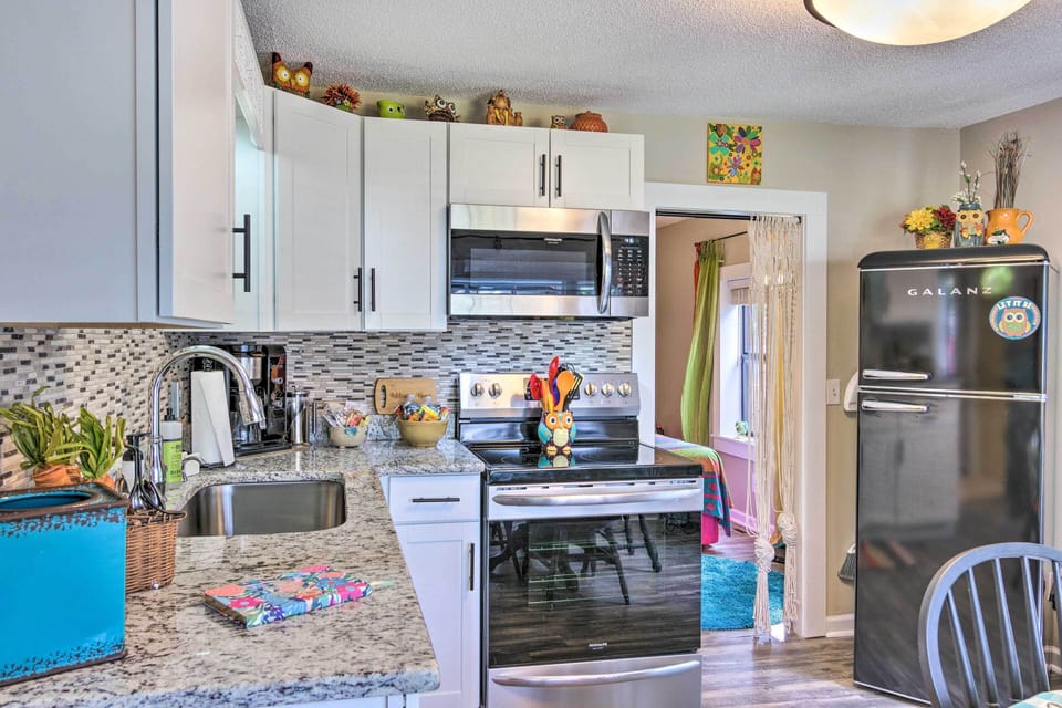 Well-Equipped Kitchen | Toaster | Spices