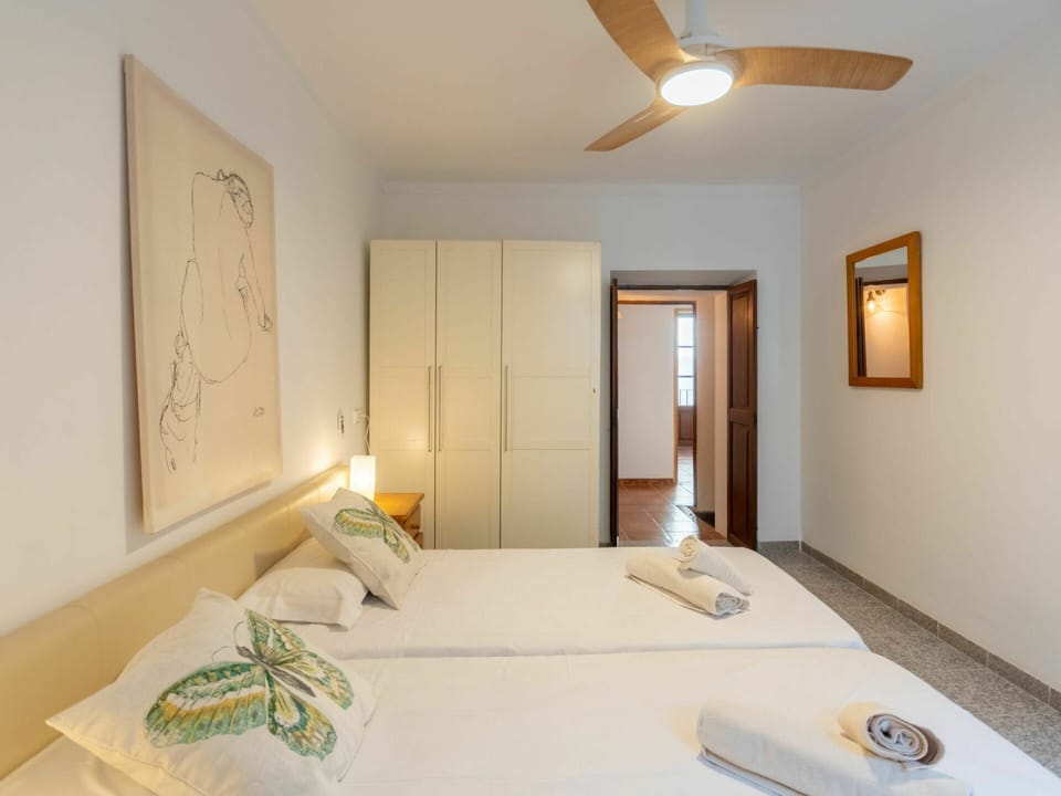 Property, Furniture, Building, Lighting, Comfort, Interior Design, Wood, Textile, Shade