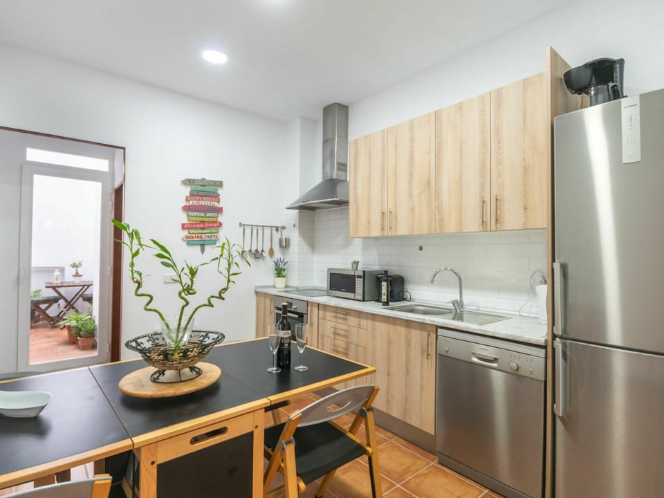 Building, Cabinetry, Plant, Countertop, Property, Flower, Flowerpot, Houseplant, Kitchen Appliance, Wood