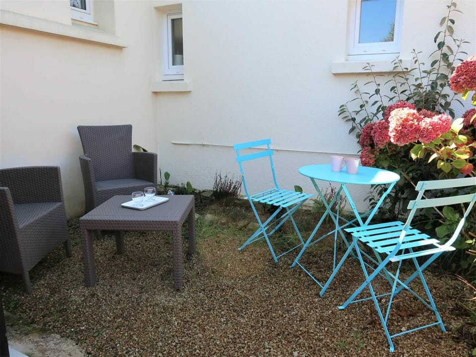 Plant, Flower, Furniture, Window, Table, Building, Outdoor Furniture, Outdoor Table, Interior Design, Shade