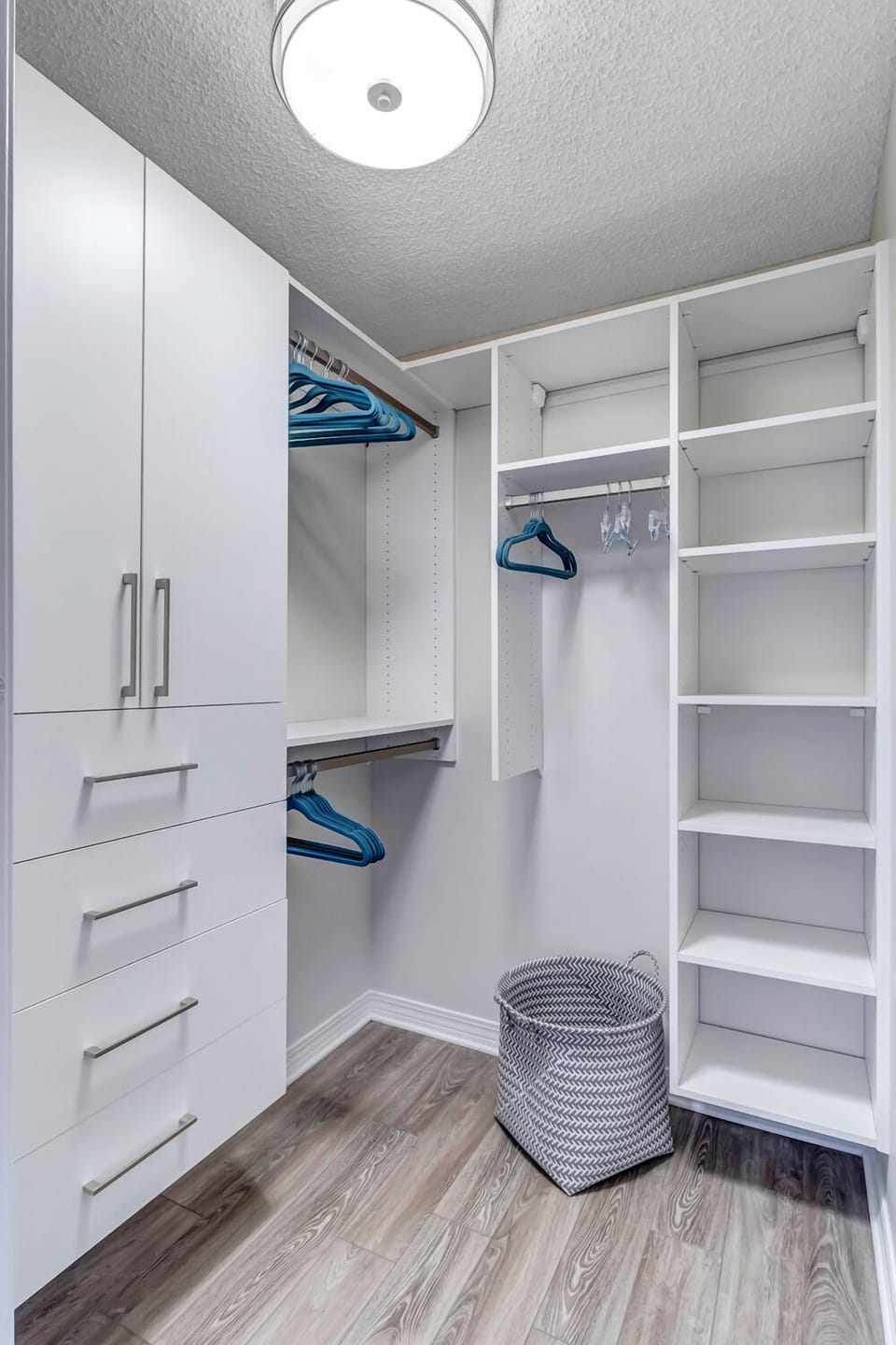 - Organized walk in closet with open shelving, hanging space, and drawer storage
- Ideal for long stays, shopping trips, or families with lots to unpack
- Simple, clean design with room for everyone’s belongings