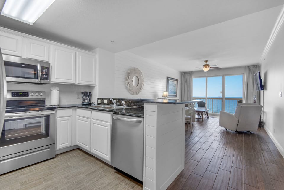 Kitchen - Whether a quick breakfast or a gourmet dinner, this kitchen delivers with modern appliances and full amenities for every meal.