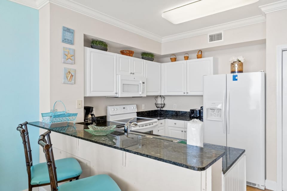 Kitchen with Breakfast Bar